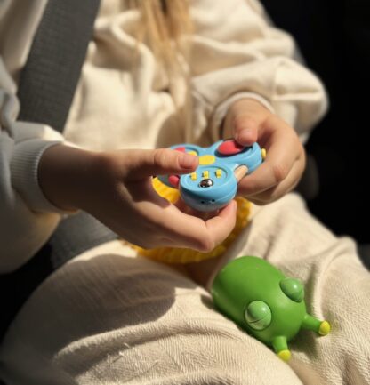 kidco dziecko z zabawką antystresową